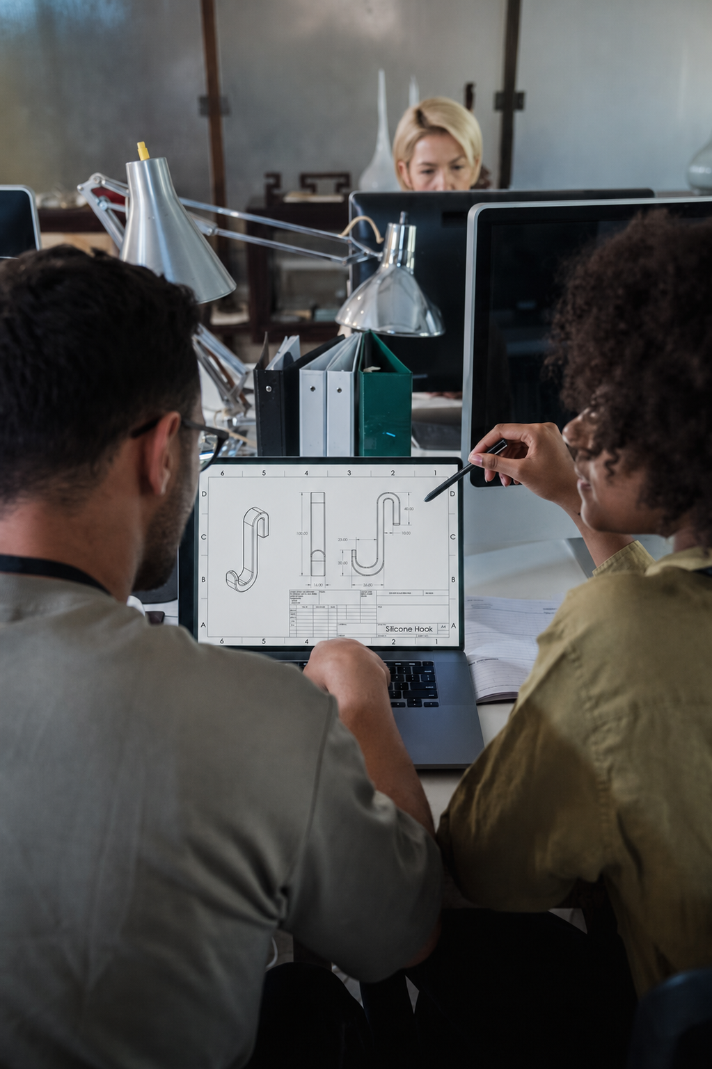 Twee Kranis-productontwerpers bekijken een technische tekening